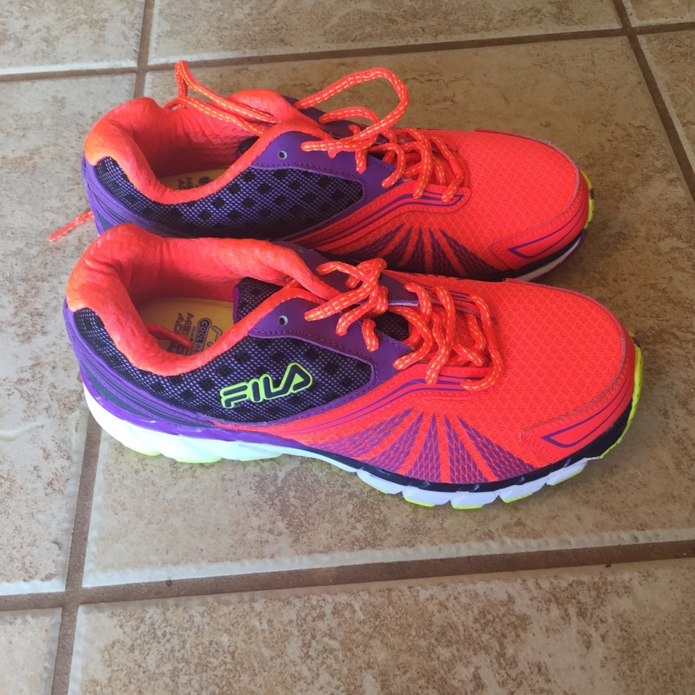 Fila's women's 7 1/2 tennis shoe
