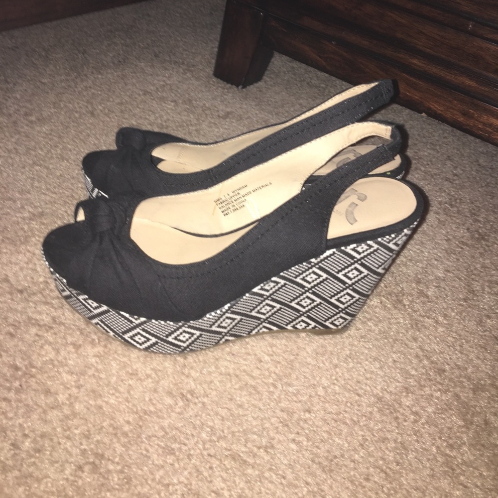 Report Black & White Wedges