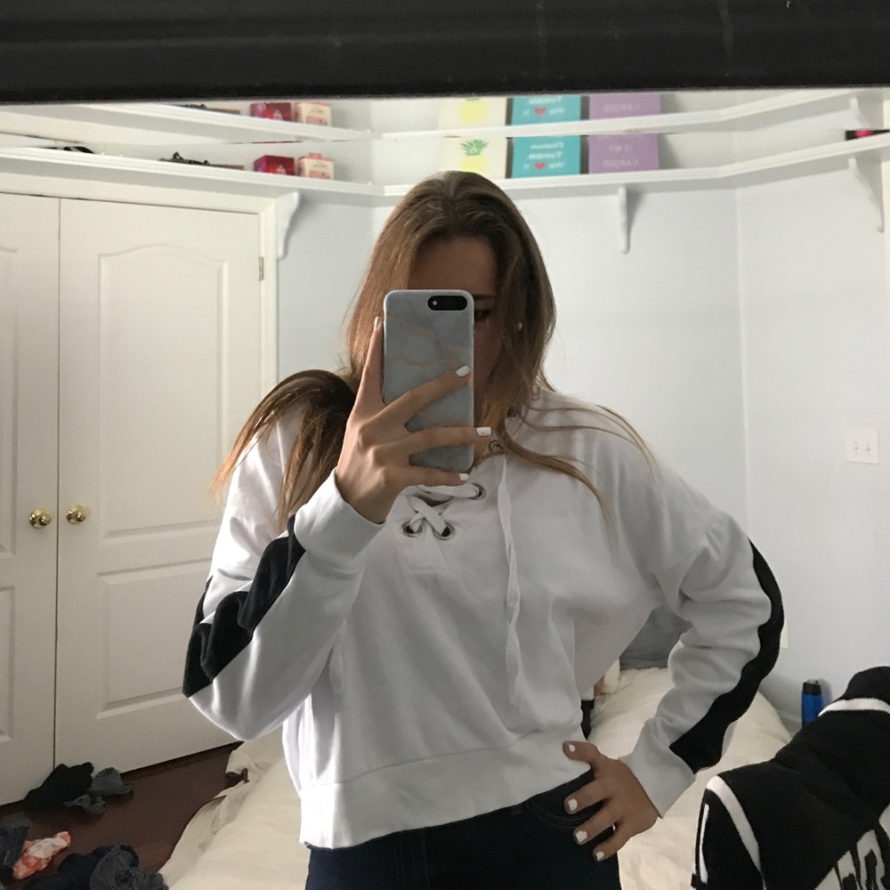 F21 white criss-cross crop sweater w/hood