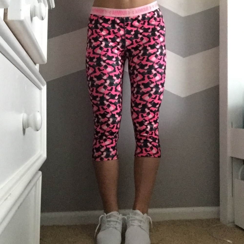 Pink camo under armour leggings (NWT)