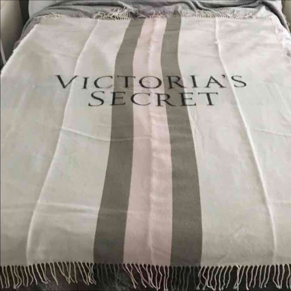 VICTORIAS SECRET BLANKET
