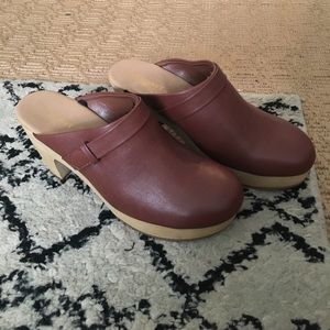 Brown Old Navy clogs