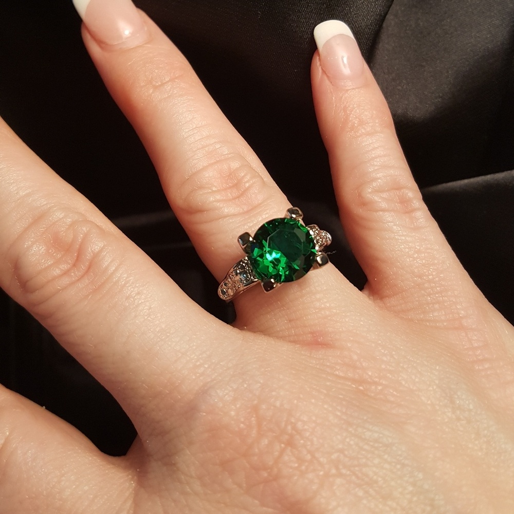 Large green stone silver toned ring
