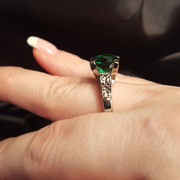 Large green stone silver toned ring - Picture 2 of 3