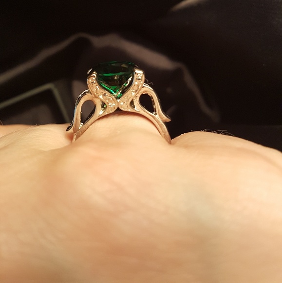Large green stone silver toned ring - Picture 3 of 3
