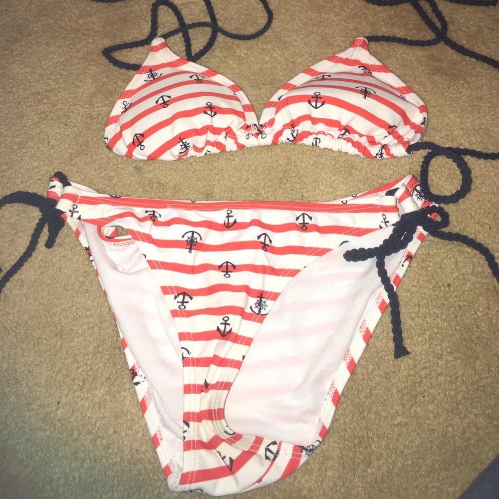 Bikini - Picture 1 of 1
