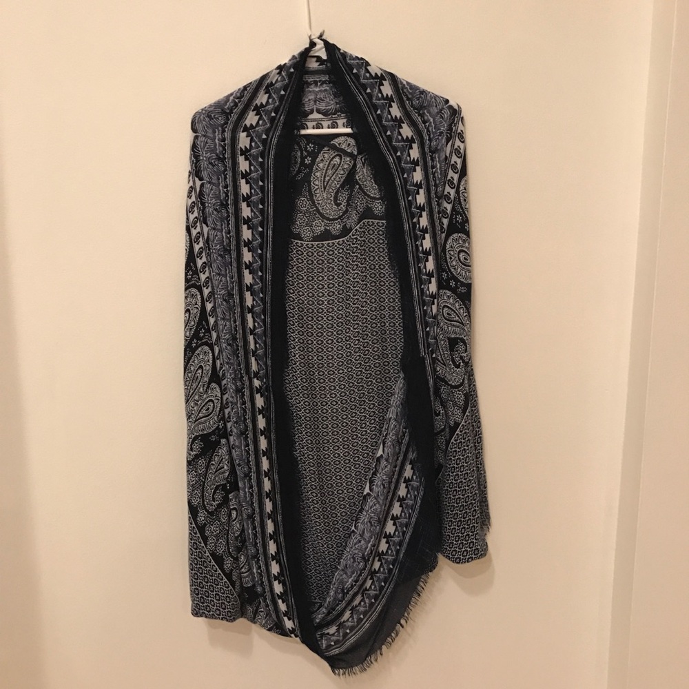 American Eagle Blue And White Patterned Kimono