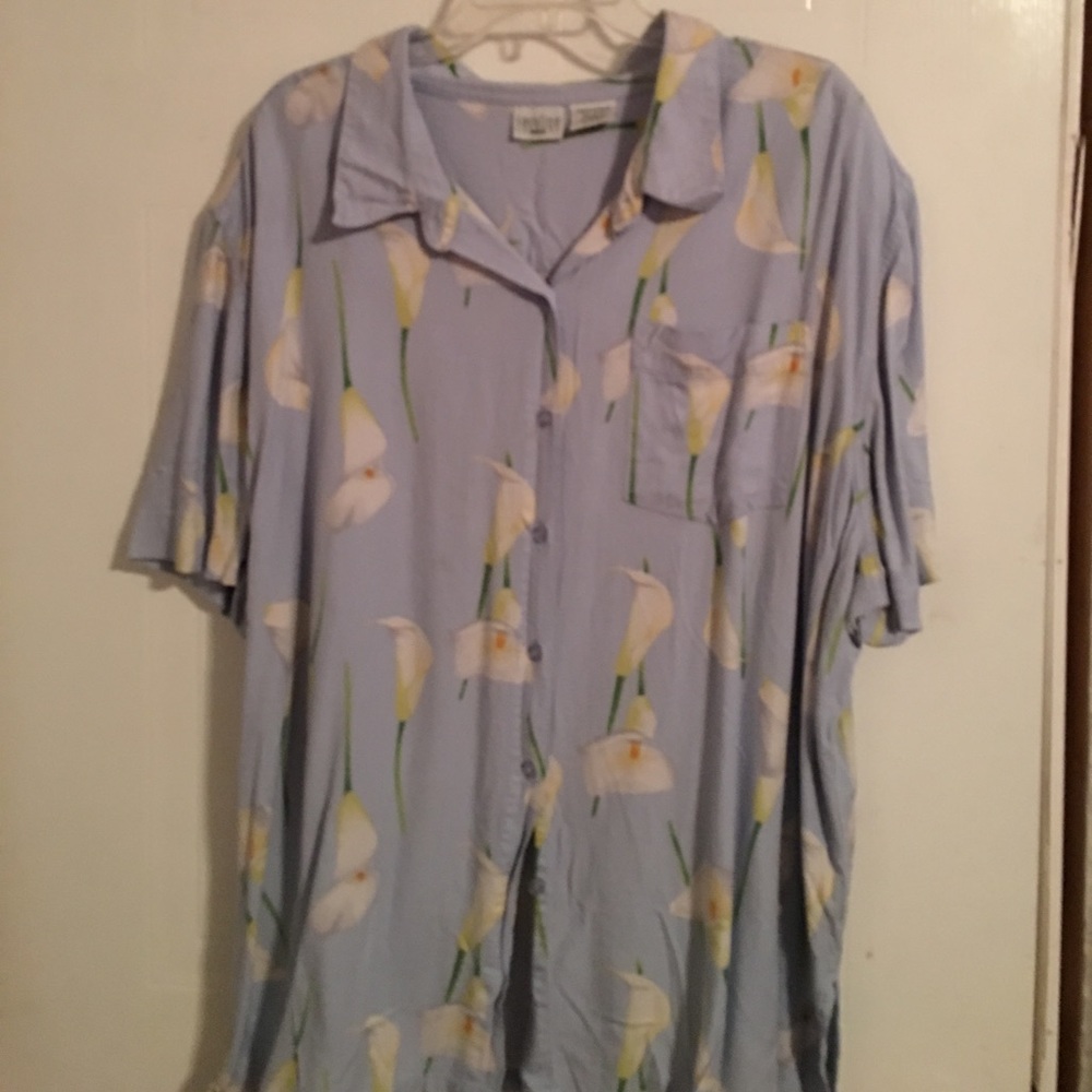 Flora print blouse is light bluish w/calla lilies
