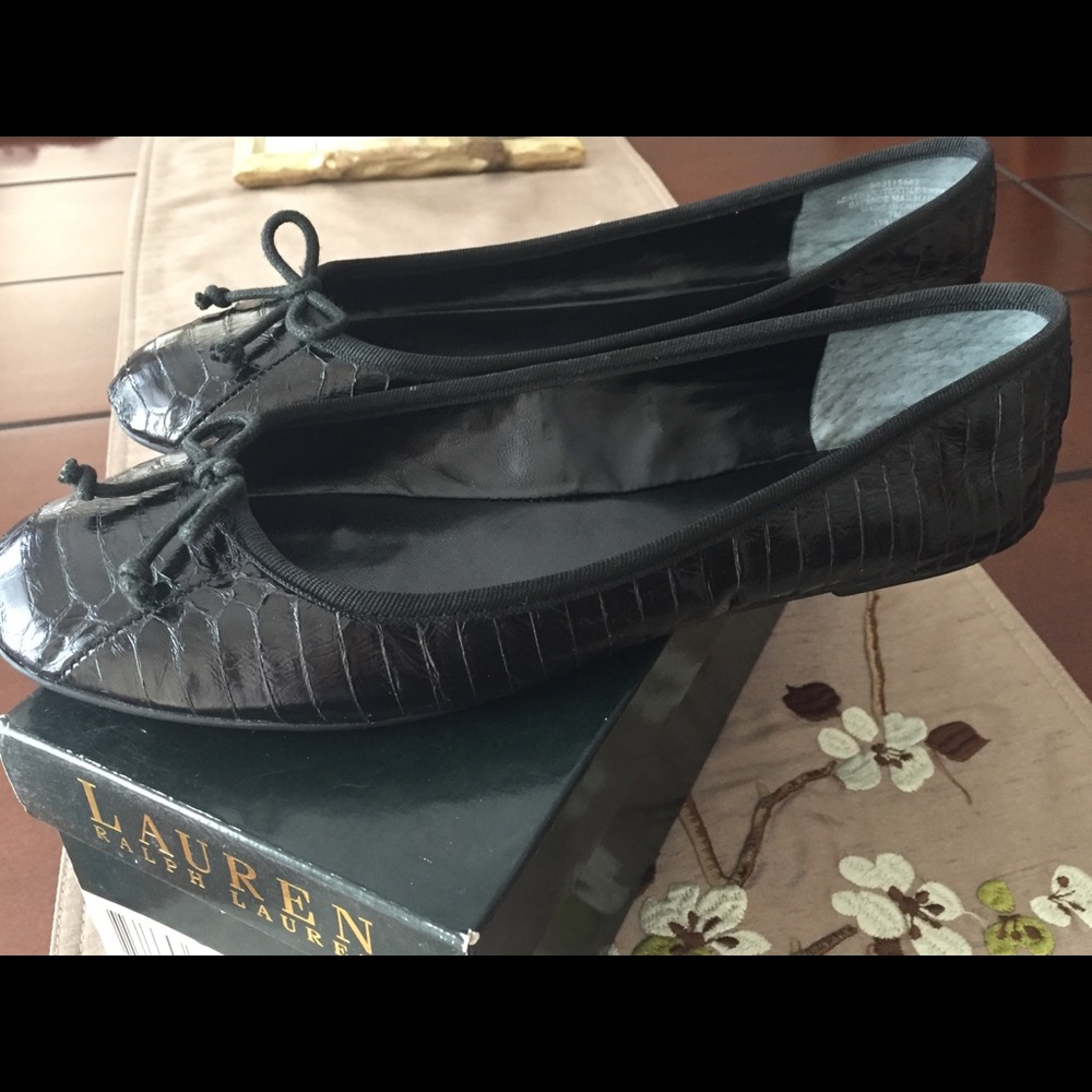 Lauren Ralph Lauren Black Snakeskin Flats size 7