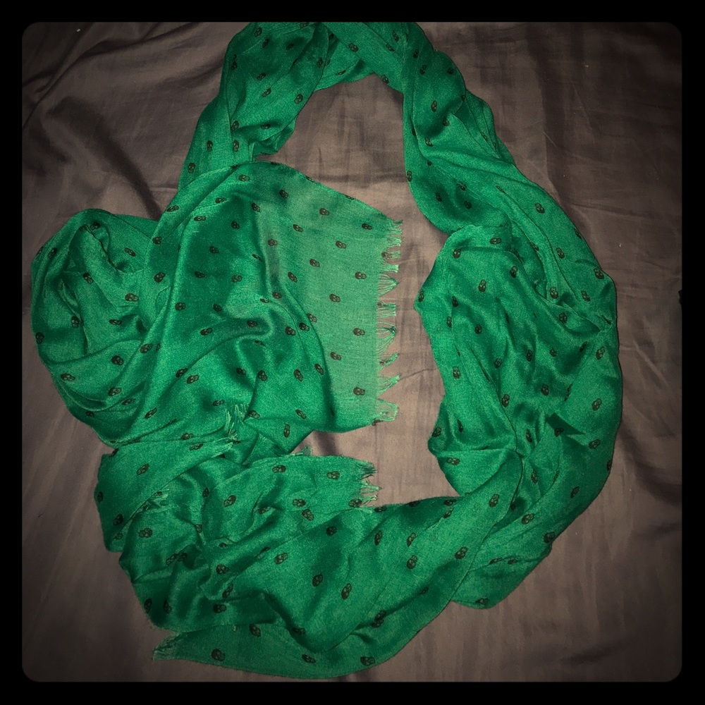 Skull pattern green scarf