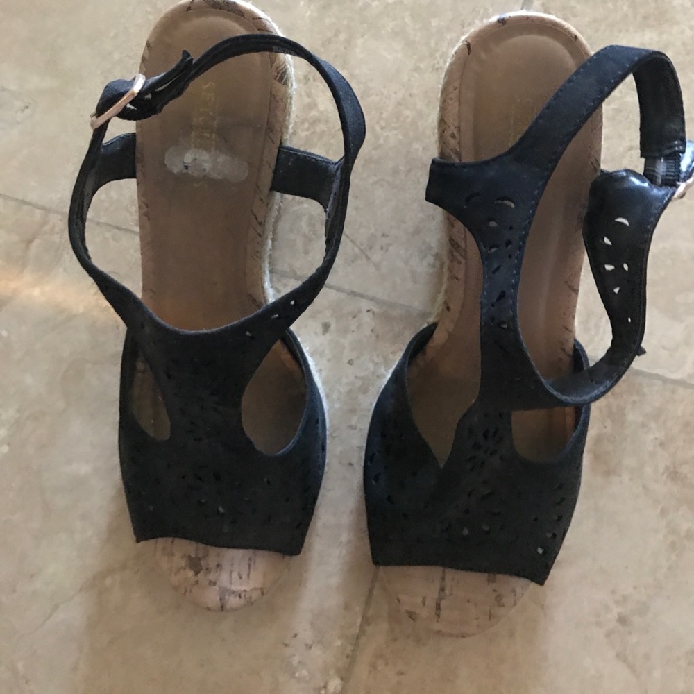 Black wedges