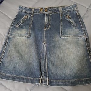 Gap denim skirt size 2, faded and distressing cute