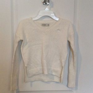 NWOT white abercrombie kids v neck sweater