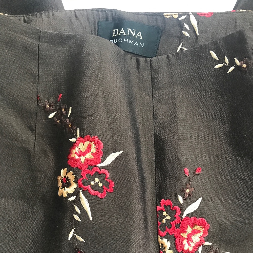 Dana Buchman Brown Silk floral capris