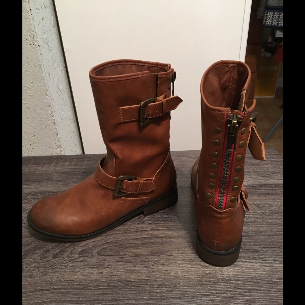 Mid-height boot