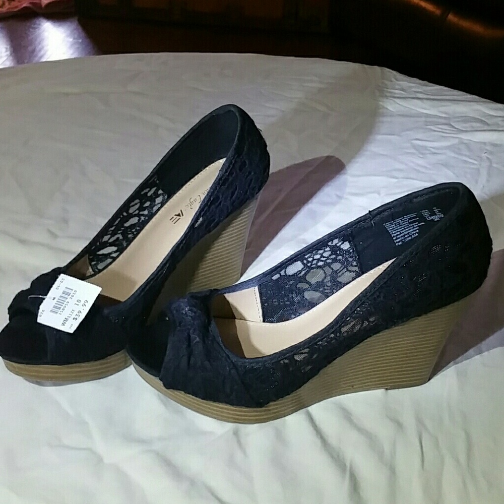 NWT Lace Wedge Sandal