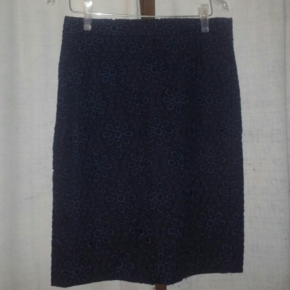 EMBROIDERED FLORAL PENCIL SKIRT
