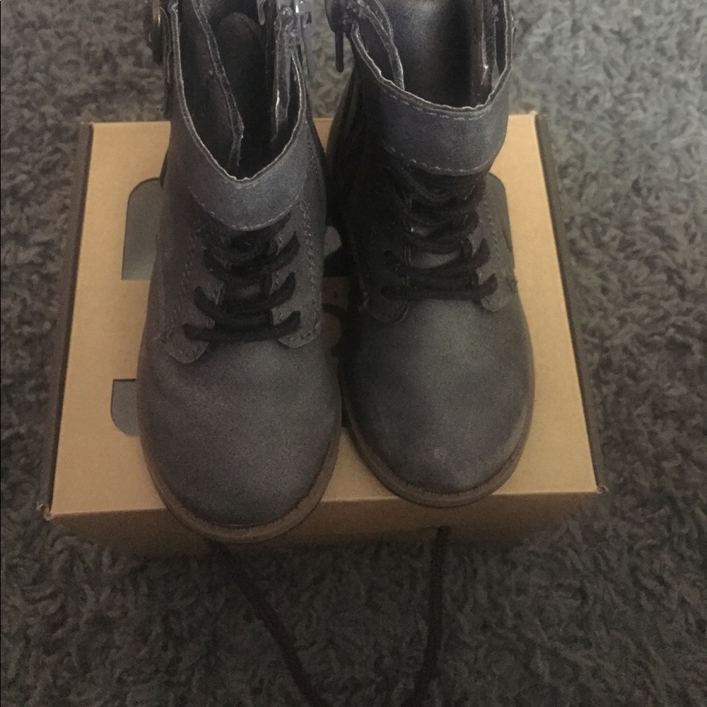 Gray baby girl boots.