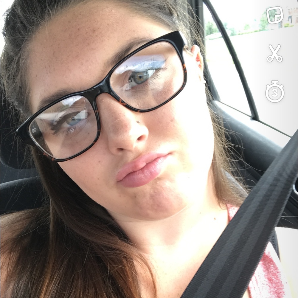 Meet your Posher, Caitlin