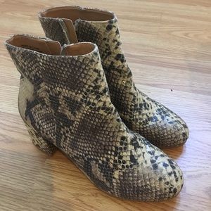 Urbanoutfitters snakeskin booties size 7 like new