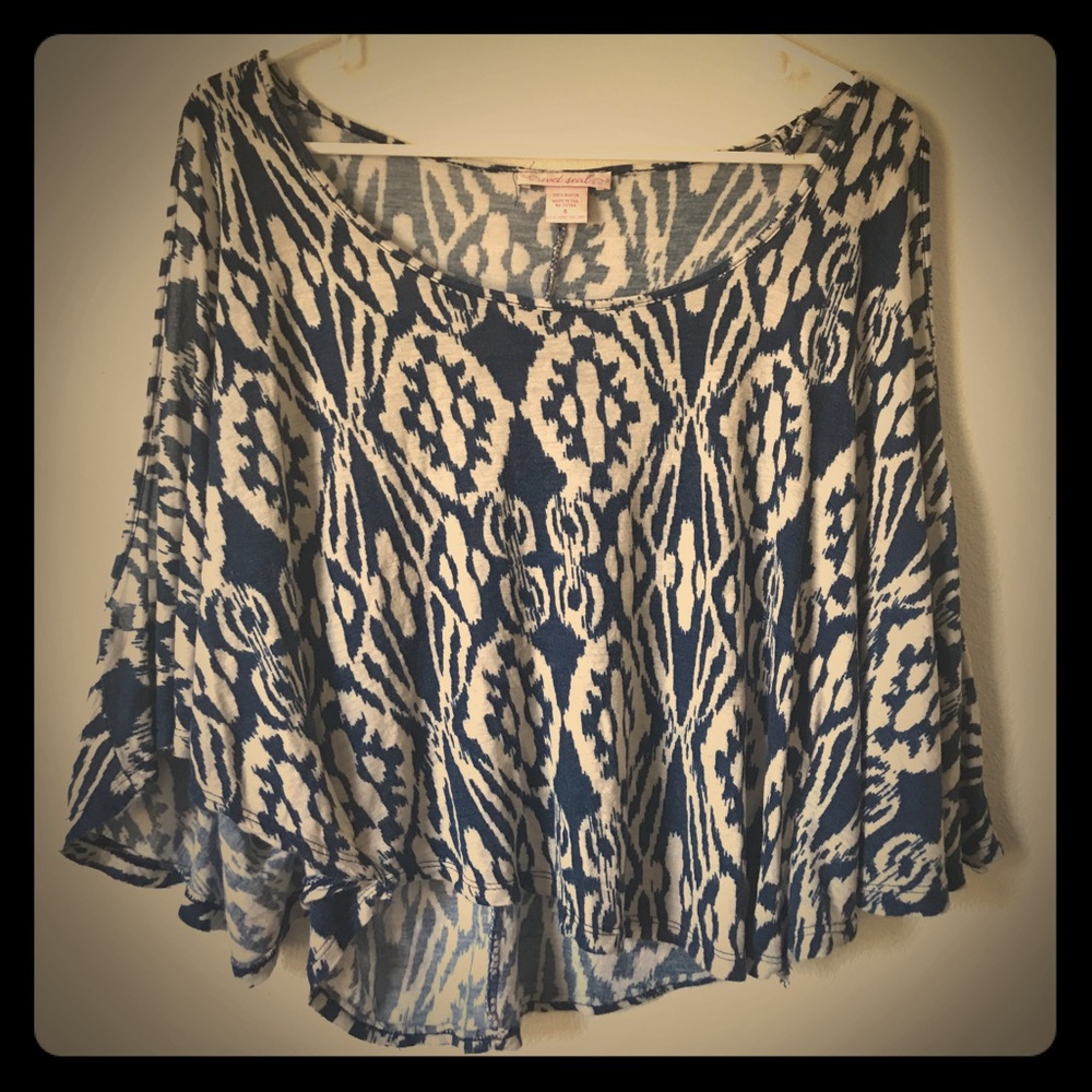 patterned open shoulder poncho tee