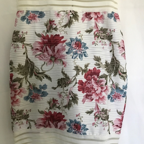 Sprinkle petals wherever you go w a flower dress - Picture 3 of 4