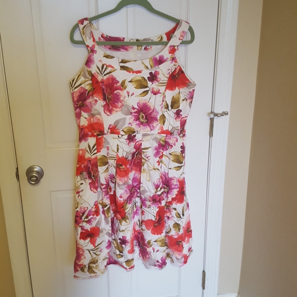 Gorgeous floral dress!
