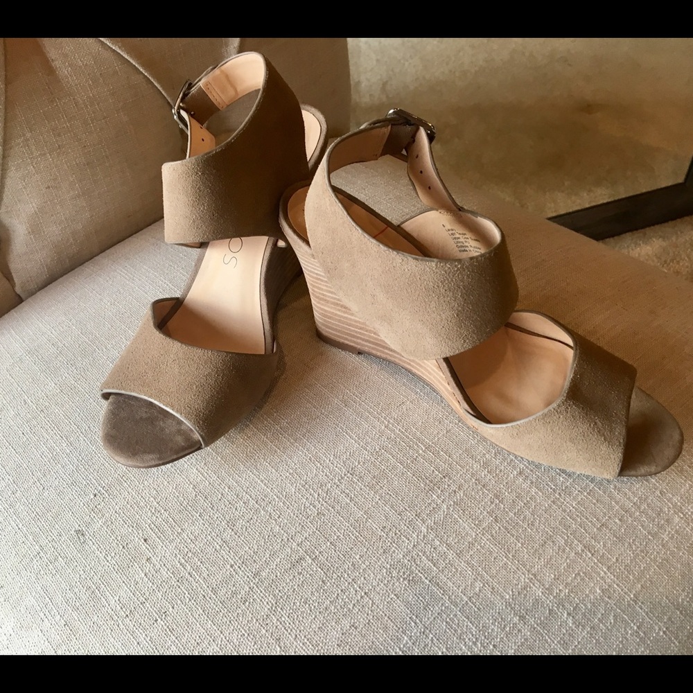 BRAND NEW tan suede SOLE SOCIETY WEDGE SANDAL 8