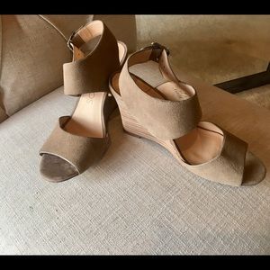 BRAND NEW tan suede SOLE SOCIETY WEDGE SANDAL 8