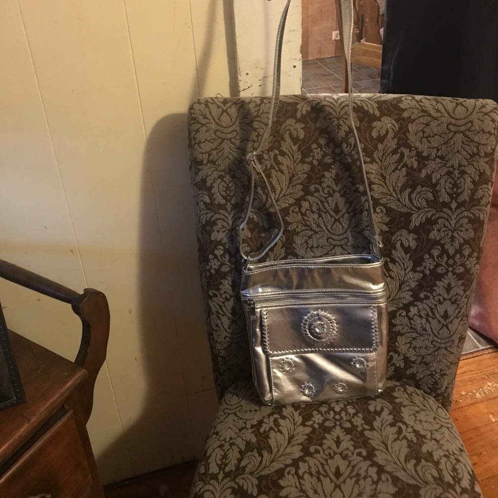 Silver cross body!!  with adjustable strap❄️