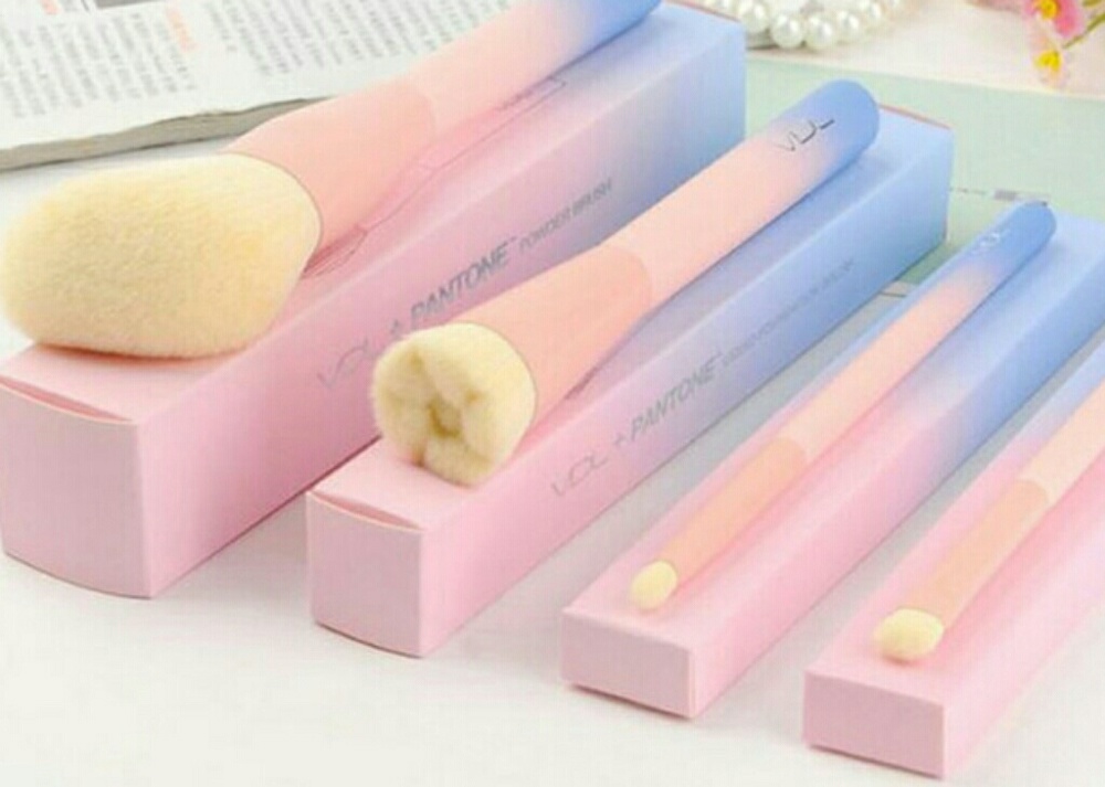 4 pcs VDL makeup brushes ( new)