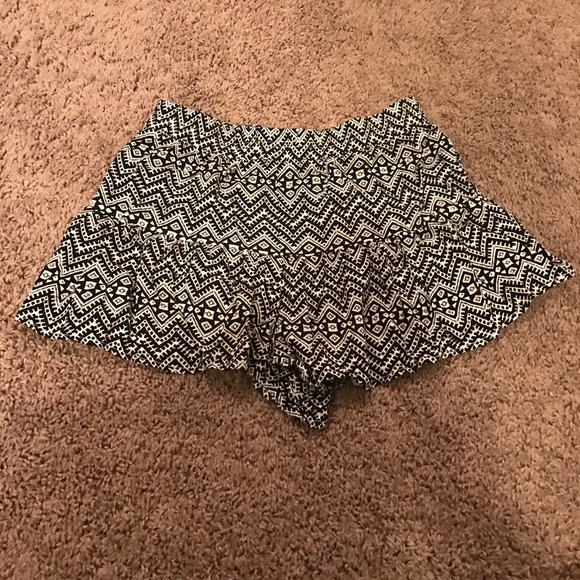 Black and white ruffle shorts - Picture 3 of 3