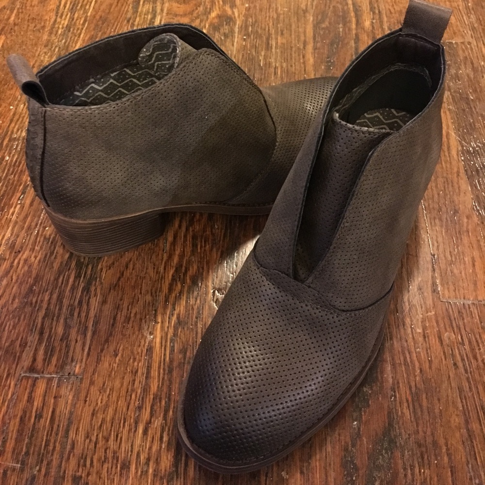 NEW Billabong 'Eccentric Youth' Greige ankle boot