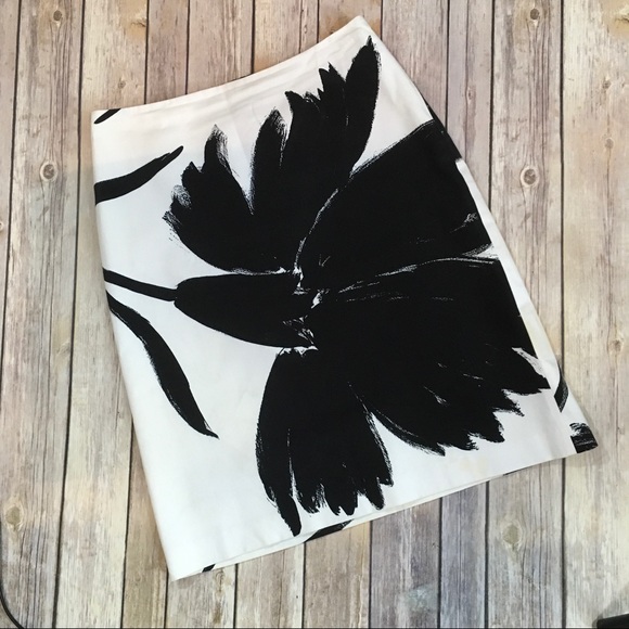 Club Monaco Dresses & Skirts - 🎉PRICE DROP🎉Club Monaco graphic Floral skirt