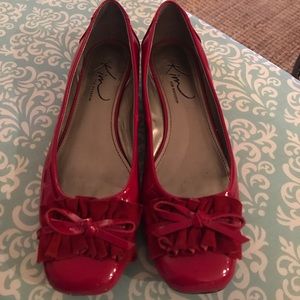 EUC Red patent flats w suede bow trim.