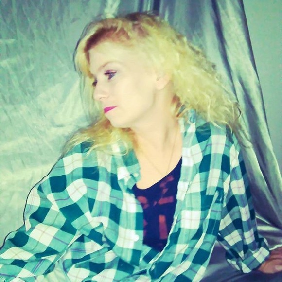 Meet your Posher, Whitney - Picture 3 of 6