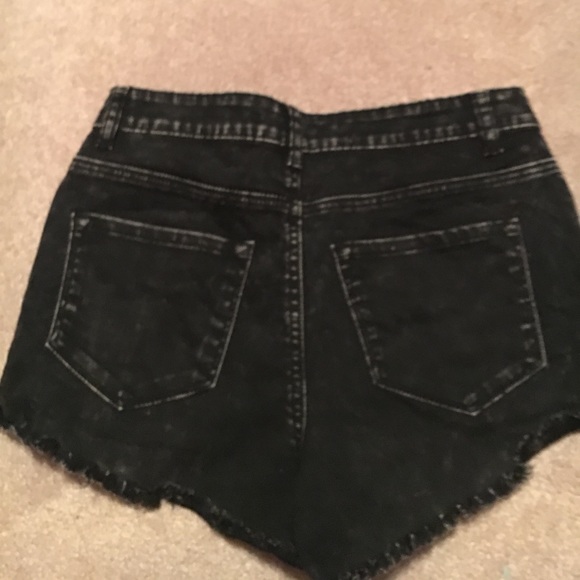 SOLD Distressed shorts - Picture 5 of 5