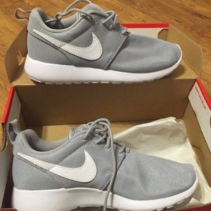 Light grey unisex roshes