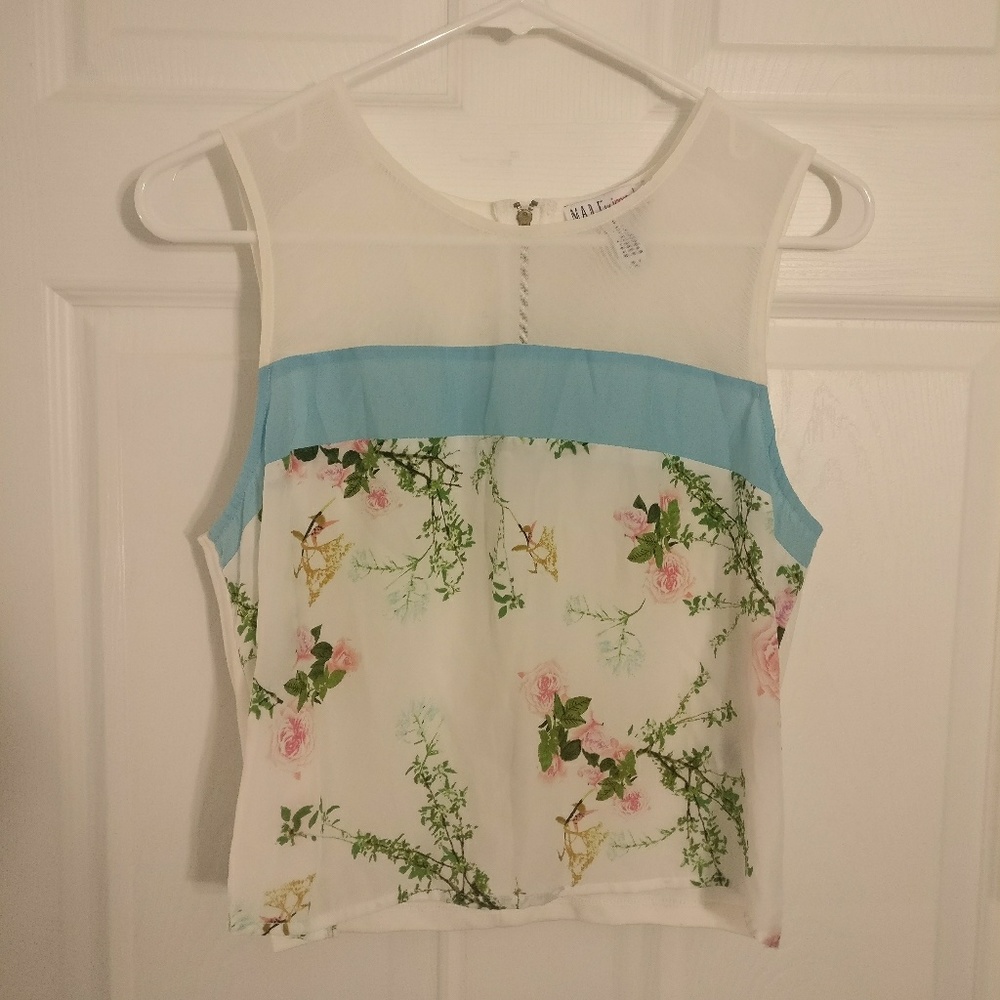 White sleeveless crop top