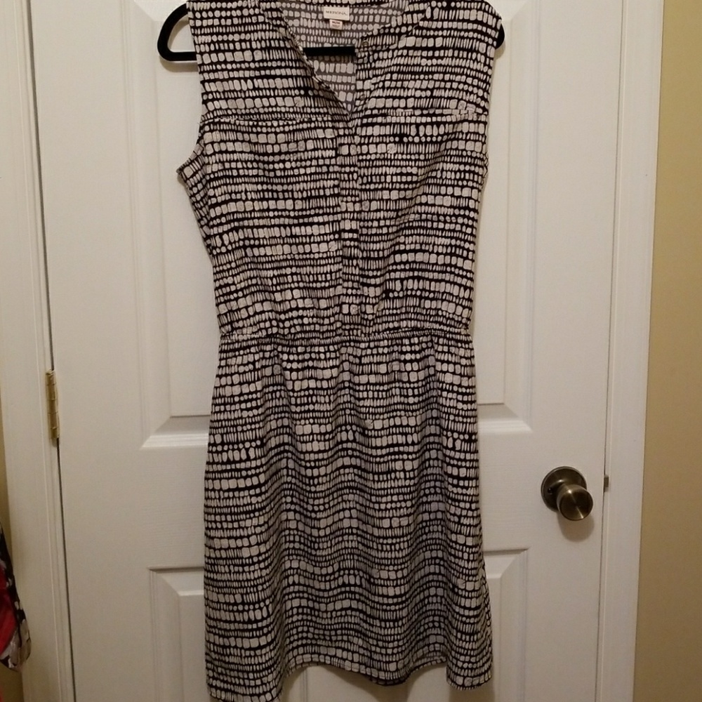 Adorable black and white dress with pockets!