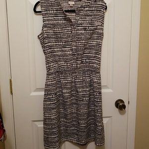 Adorable black and white dress with pockets!
