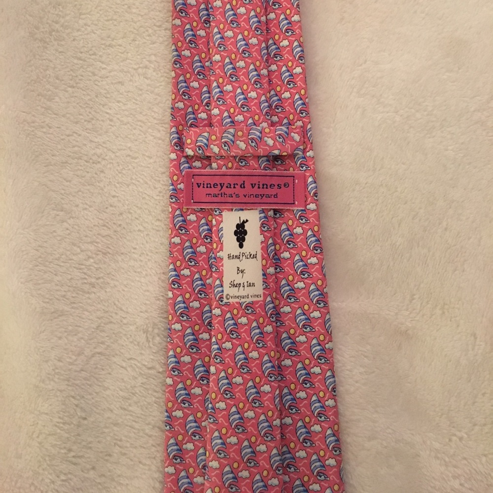 Vineyard Vines sailboat tie- like new ✨
