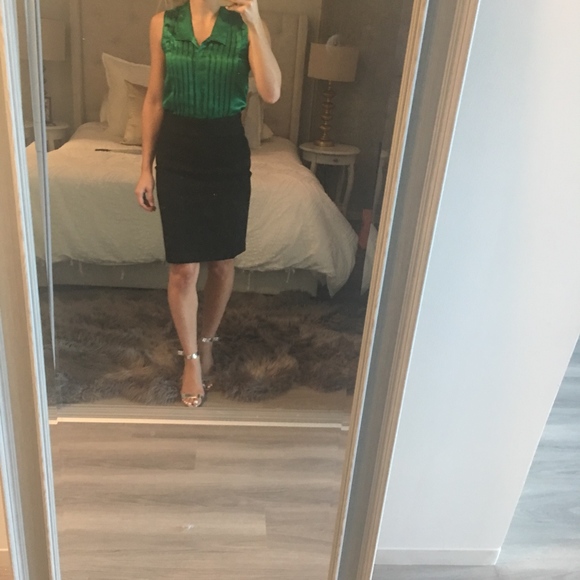 Banana Republic Sleeveless Collared Shirt - Picture 2 of 8