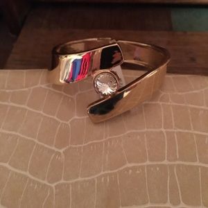 Gold hinged bracelet