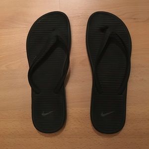 Black Nike flip flops