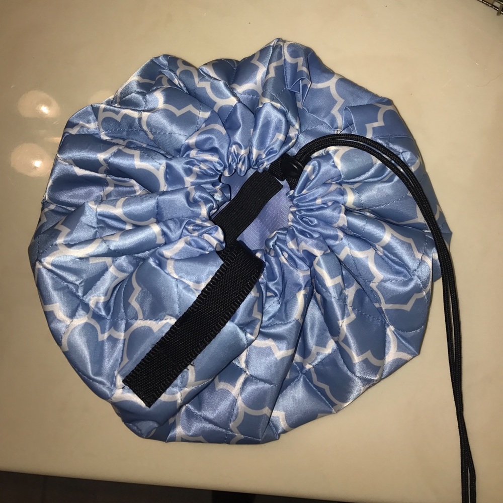 Lay and Go cosmetic bag