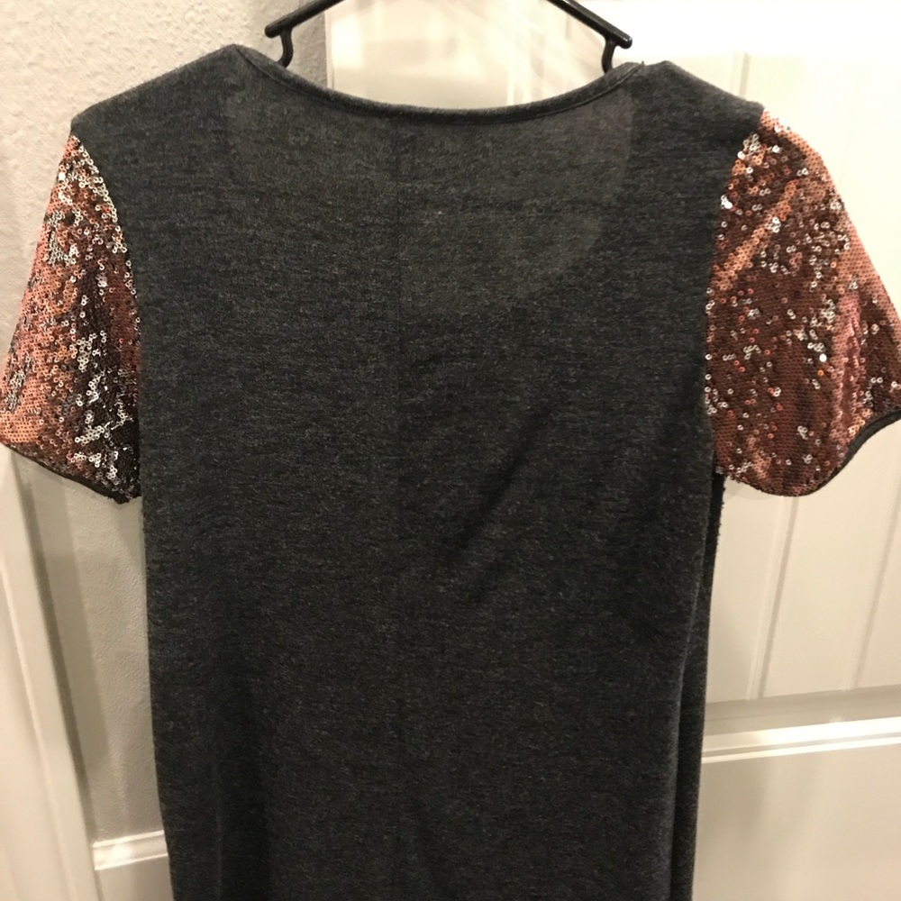 ❤️cute shirt with sequins on the sleeves!❤️