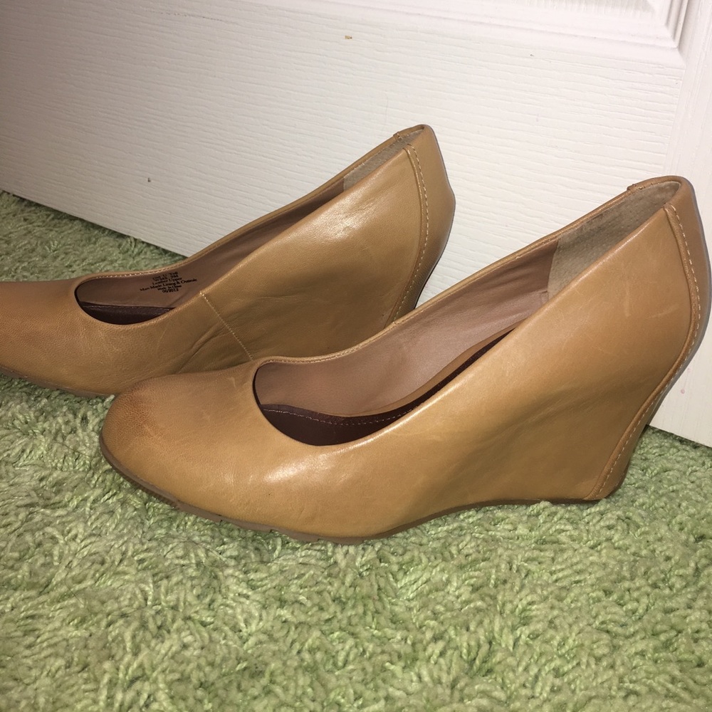 Kenneth Cole Reaction tan wedges