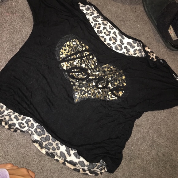 Tops - ♥️♥️Leopard love shirt