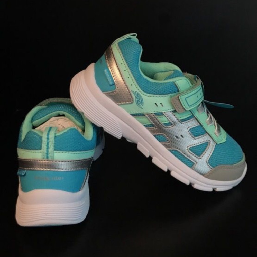 NIB Stride Rite Made2Play Girls Sneakers Shoes